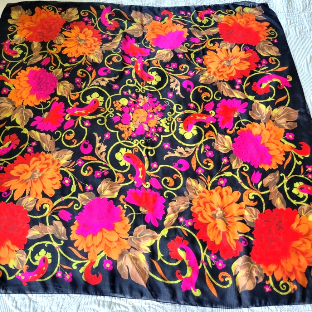 GORGEOUS MADE IN ITALY SILK BIG SCARF 45X45 INCHES